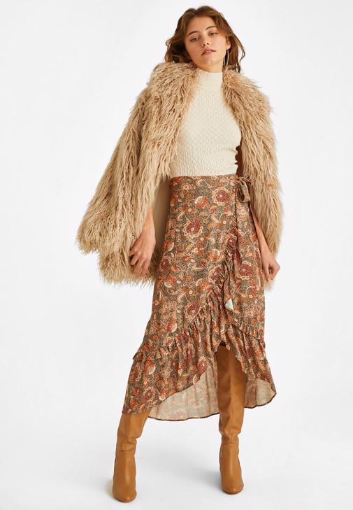 Dokulu Bluz ve Midi Boy Etek Kombini