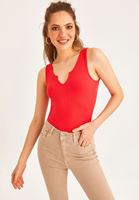 Bayan Kırmızı Yaka Detaylı Atlet