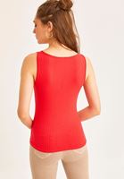 Bayan Kırmızı Yaka Detaylı Atlet