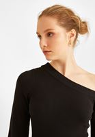 Bayan Siyah Omzu Açık Kazak