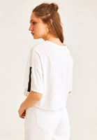 Bayan Beyaz Baskı Detaylı Crop Tişört