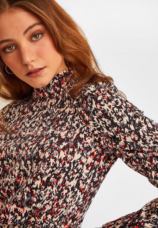 Kapüşonlu Sweatshirt ve Desenli Mini Etek Kombini