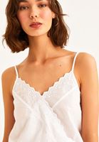 Bayan Beyaz Dantel Detaylı Kruvaze Yaka Atlet