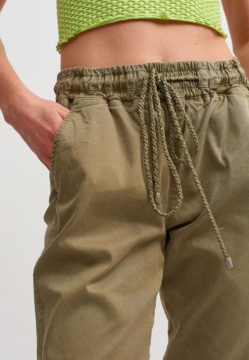 V Yaka Kazak ve Jogger Pantolon Kombini