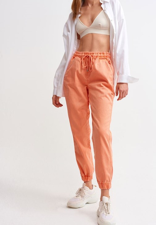 Sırt Detaylı Atlet ve Jogger Pantolon Kombini