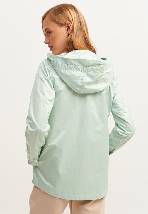 Kapüşonlu Yağmurluk ve Carrot-Fit Sweat Pantolon Kombini
