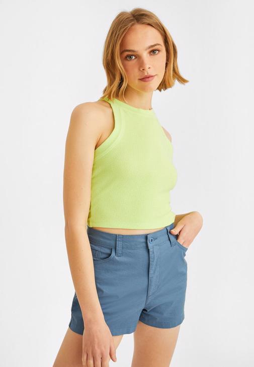 Kısa Atlet ve Yüksek Bel Mini Şort Kombini