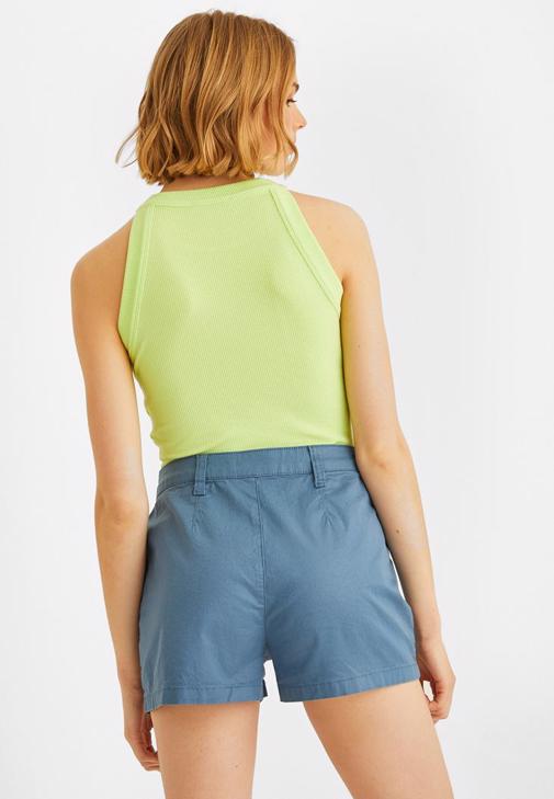 Kısa Atlet ve Yüksek Bel Mini Şort Kombini