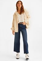 Bayan Beyaz Fırfır Detaylı V Yaka Bluz