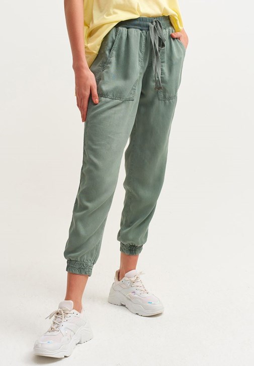İnce Askılı Atlet ve Jogger Pantolon Kombini