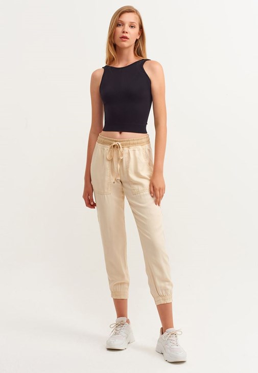 Jakarlı Dikişsiz Crop ve Jogger Pantolon Kombini