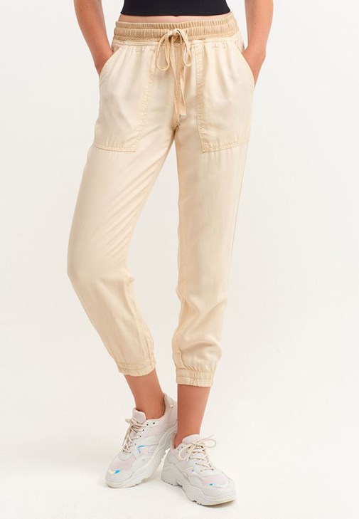 Jakarlı Dikişsiz Crop ve Jogger Pantolon Kombini