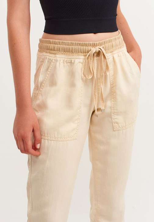 Jakarlı Dikişsiz Crop ve Jogger Pantolon Kombini