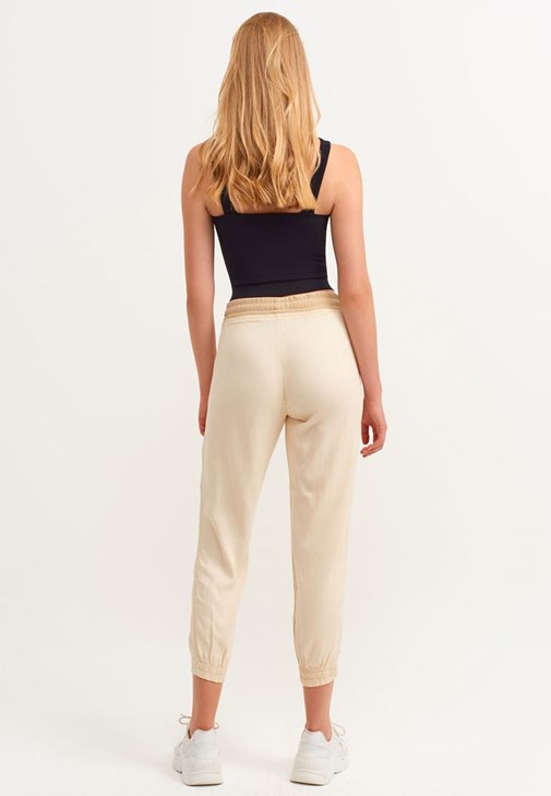 Jakarlı Dikişsiz Crop ve Jogger Pantolon Kombini