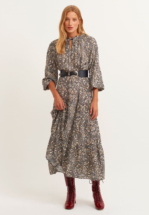Desenli Maxi Elbise ve Vegan Deri Çizme Kombini