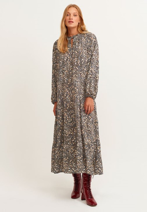Desenli Maxi Elbise ve Vegan Deri Çizme Kombini