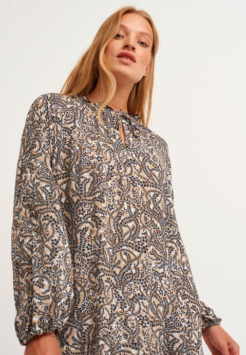 Desenli Maxi Elbise ve Vegan Deri Çizme Kombini