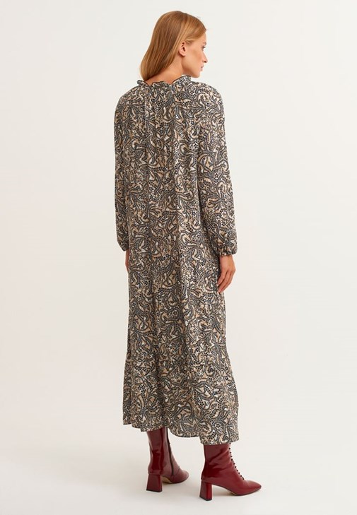 Desenli Maxi Elbise ve Vegan Deri Çizme Kombini