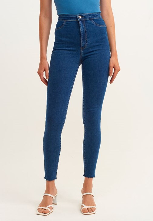 Jegging Skinny Pantolon ve U-Neck Tişört Kombini