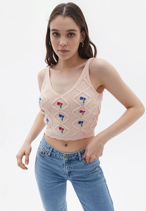 Nakışlı Triko Hırka ve Denim Pantolon Kombini