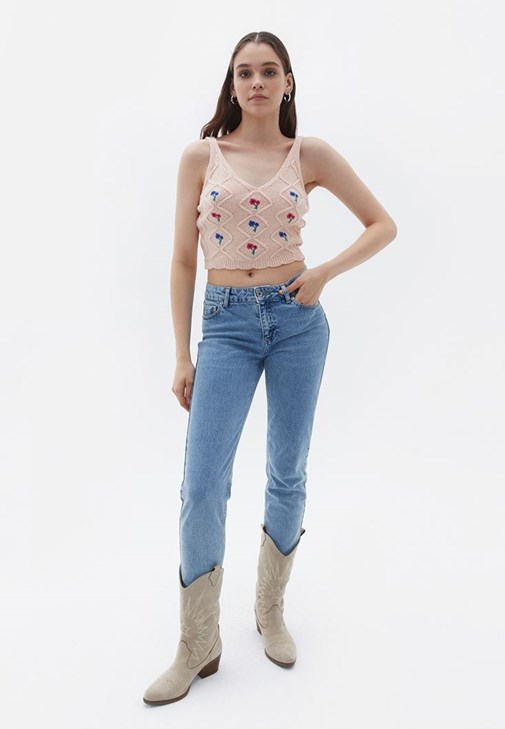 Nakışlı Triko Hırka ve Denim Pantolon Kombini