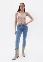 Nakışlı Triko Hırka ve Denim Pantolon Kombini
