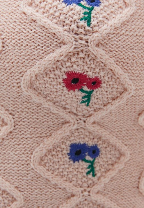 Nakışlı Triko Hırka ve Denim Pantolon Kombini