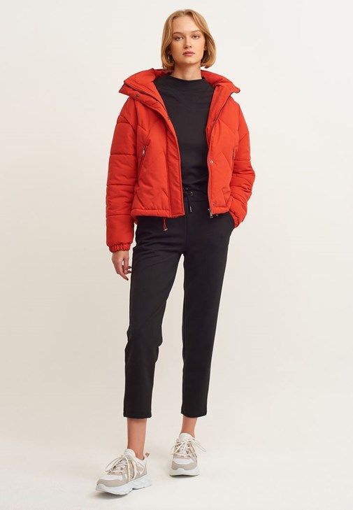 Oversize Kapitone Şişme Mont ve  Carrot-Fit Sweat Pantolon Kombini