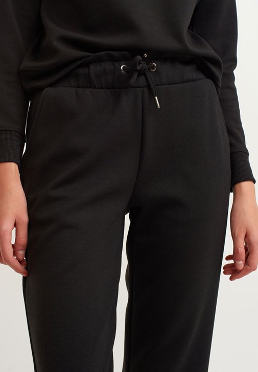 Oversize Kapitone Şişme Mont ve  Carrot-Fit Sweat Pantolon Kombini