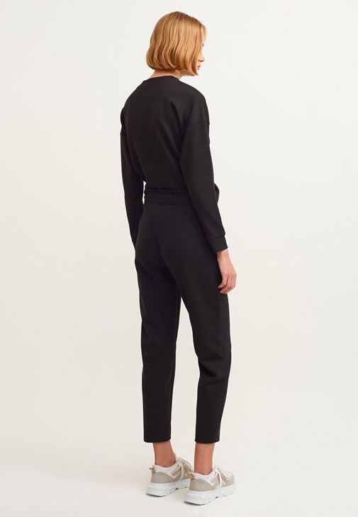 Oversize Kapitone Şişme Mont ve  Carrot-Fit Sweat Pantolon Kombini