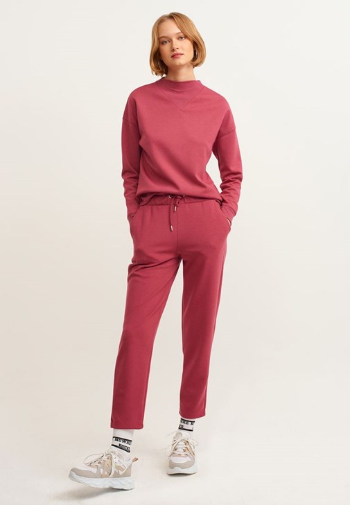 Carrot-Fit Sweat Pantolon ve Yüksek Yakalı Sweatshirt Kombini