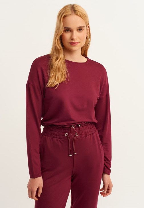  Sıfır Yaka Sweatshirt ve Carrot-Fit Pantolon Kombini