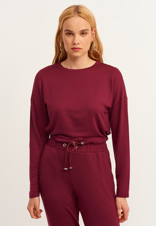  Sıfır Yaka Sweatshirt ve Carrot-Fit Pantolon Kombini