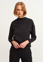 Bayan Siyah Yüksek Yakalı Sweatshirt
