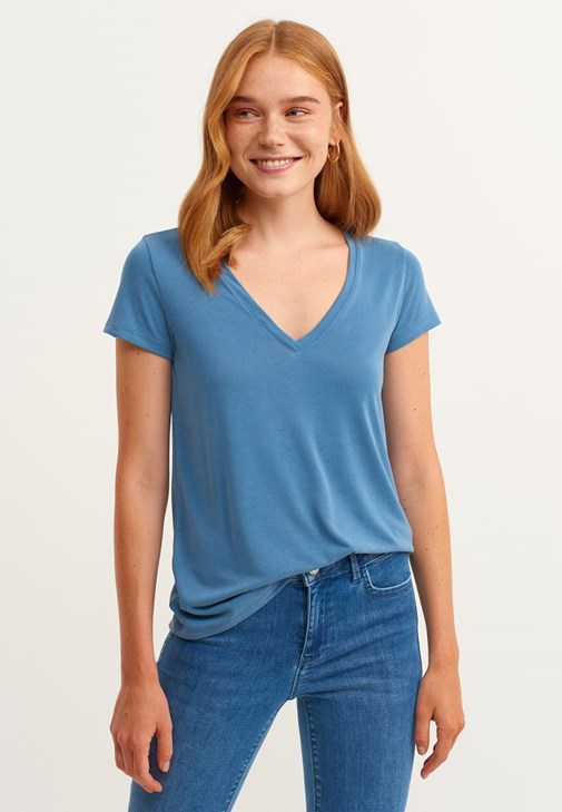 V Yaka Tişört ve Skinny Denim Pantolon Kombini