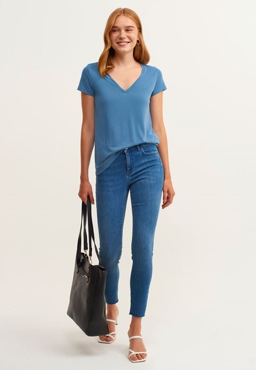 V Yaka Tişört ve Skinny Denim Pantolon Kombini