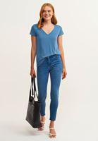 V Yaka Tişört ve Skinny Denim Pantolon Kombini