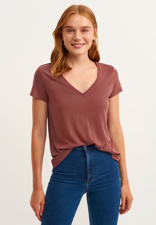 Soft-Touch V Yaka Tişört ve Skinny Denim Pantolon Kombini