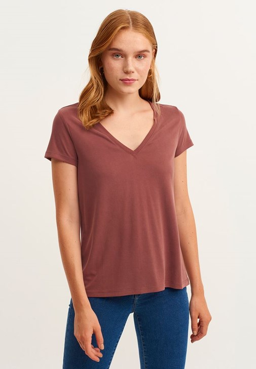 Soft-Touch V Yaka Tişört ve Skinny Denim Pantolon Kombini