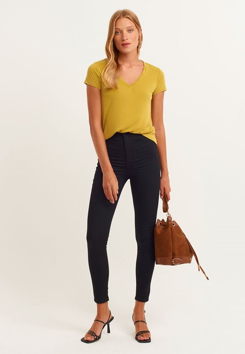 V Yaka Tişört ve Toparlayıcı Skinny Pantolon Kombini