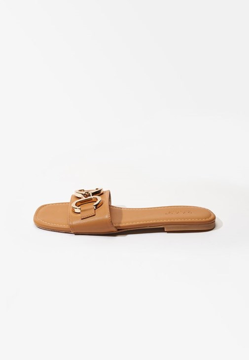 Wide-Leg Tulum ve Zincir Detaylı Terlik Kombini