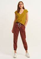 Pamuklu V-Neck Tişört ve Jogger Pantolon Kombini