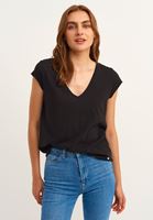 Pamuklu V-Neck Tişört ve Yüksek Bel Pantolon Kombini