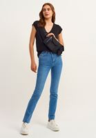 Pamuklu V-Neck Tişört ve Yüksek Bel Pantolon Kombini
