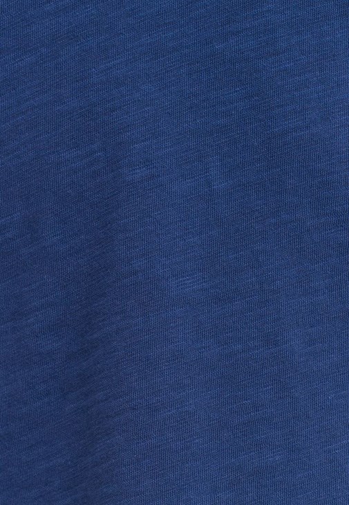 Pamuklu V-Neck Tişört ve Slim-Fit Denim Pantolon Kombini