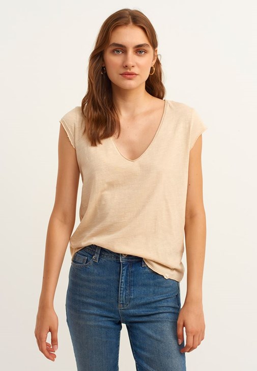 Pamuklu V-Neck Tişört ve Jean Pantolon Kombini