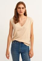 Pamuklu V-Neck Tişört ve Jean Pantolon Kombini