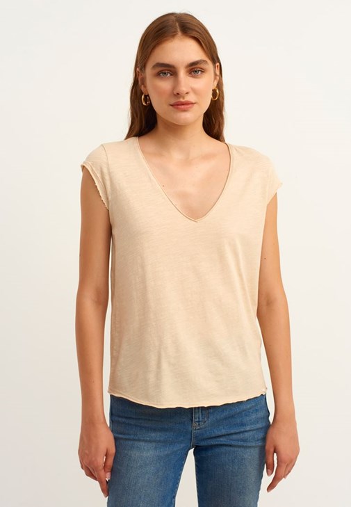 Pamuklu V-Neck Tişört ve Jean Pantolon Kombini