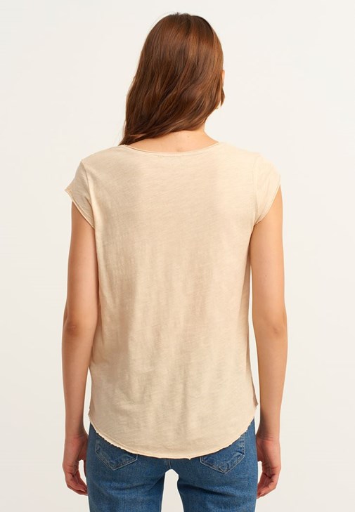 Pamuklu V-Neck Tişört ve Jean Pantolon Kombini