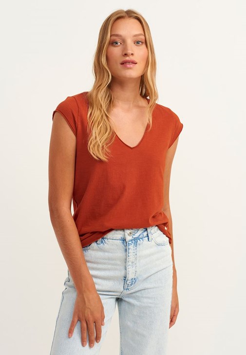 V-Neck Tişört ve Carrot-Fit Pantolon Kombini